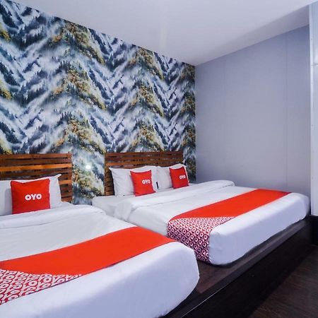 Oyo 1119 Memoire Express Hotel Кучинг Экстерьер фото