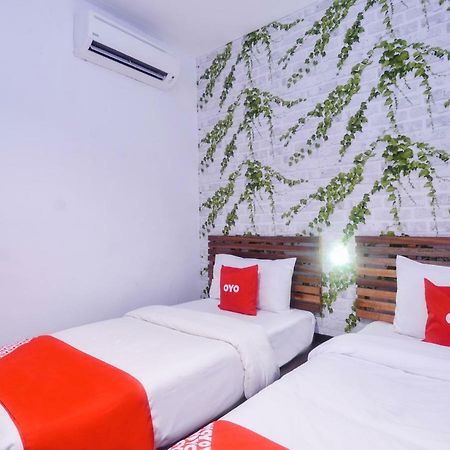 Oyo 1119 Memoire Express Hotel Кучинг Экстерьер фото
