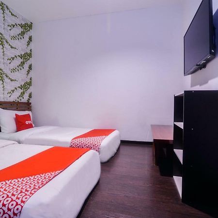Oyo 1119 Memoire Express Hotel Кучинг Экстерьер фото