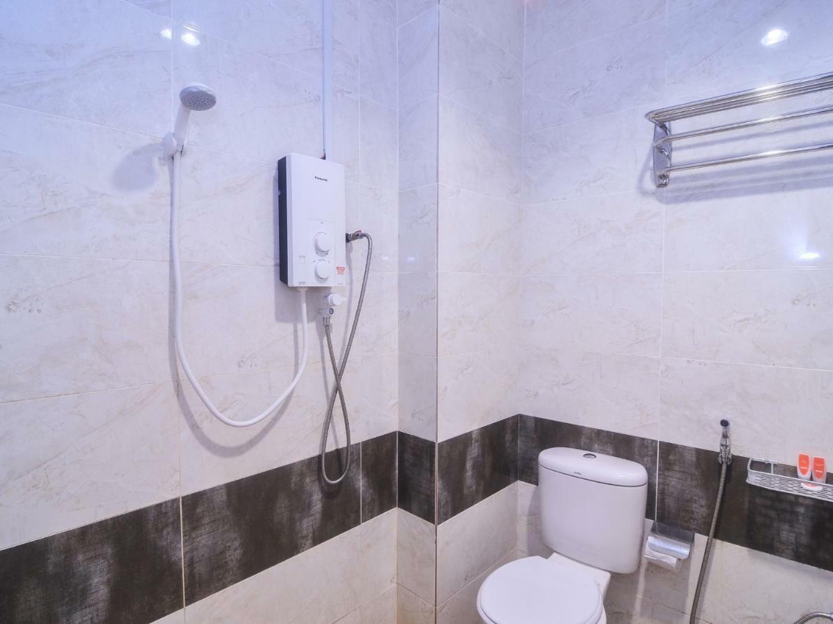 Oyo 1119 Memoire Express Hotel Кучинг Экстерьер фото