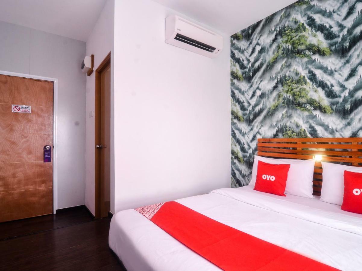 Oyo 1119 Memoire Express Hotel Кучинг Экстерьер фото