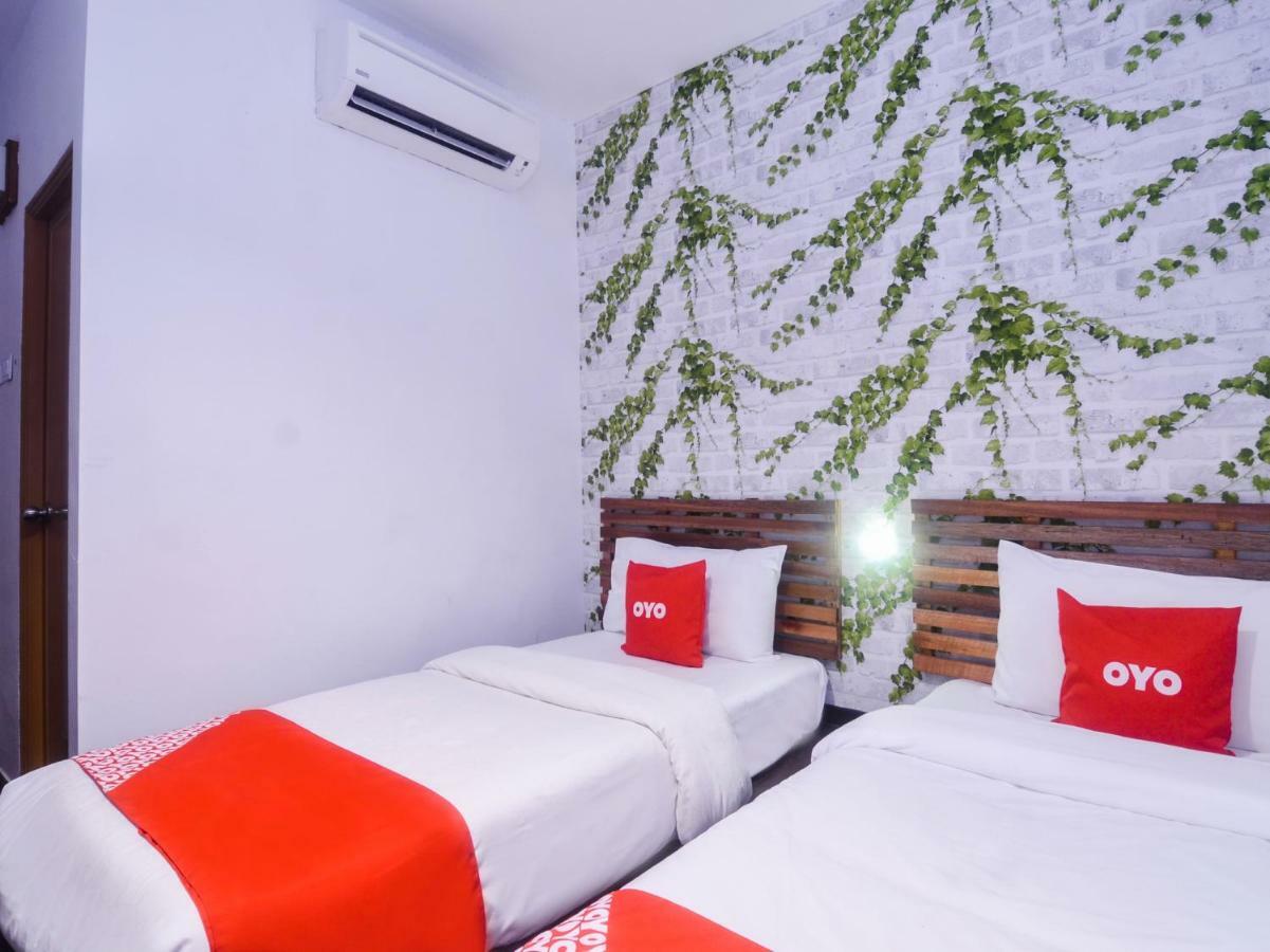 Oyo 1119 Memoire Express Hotel Кучинг Экстерьер фото
