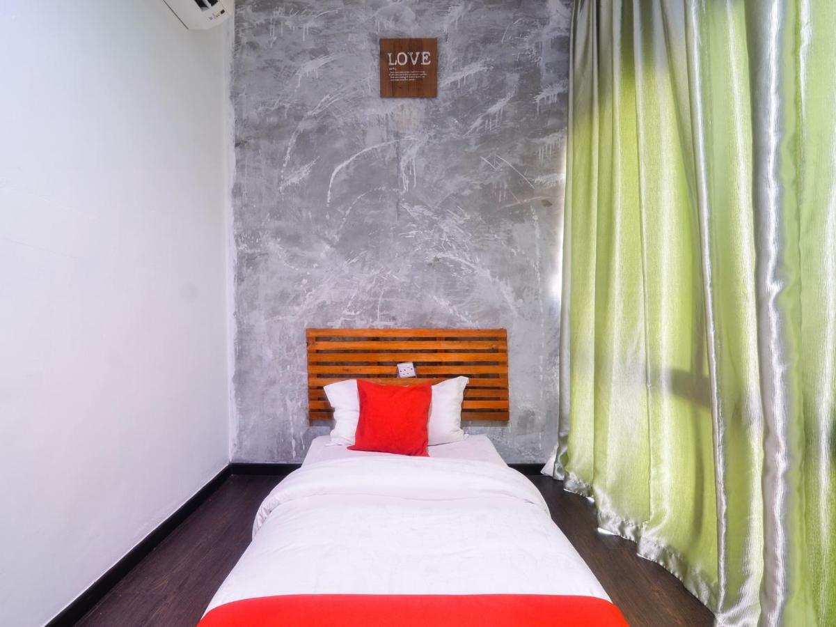 Oyo 1119 Memoire Express Hotel Кучинг Экстерьер фото